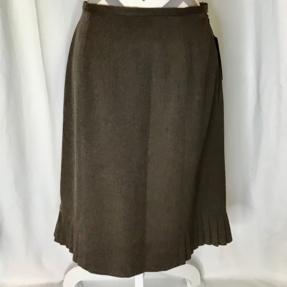 NWT Valerie Stevens Skirt with Pleated Bottom